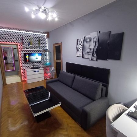 Apartament Venge -Cale Mieszkanie 46M2 Na Wylacznosc - Z Jedna Sypialnia I Jednym Sypialno-Salonem -3 Pietro Bez Windy- Rezerwacja Bez Karty Kredytowej-Klimatyzacja-Netflix-2 Lozeczka Dzieciece- Bezplatny Parking Publiczny Βρότσλαβ Εξωτερικό φωτογραφία